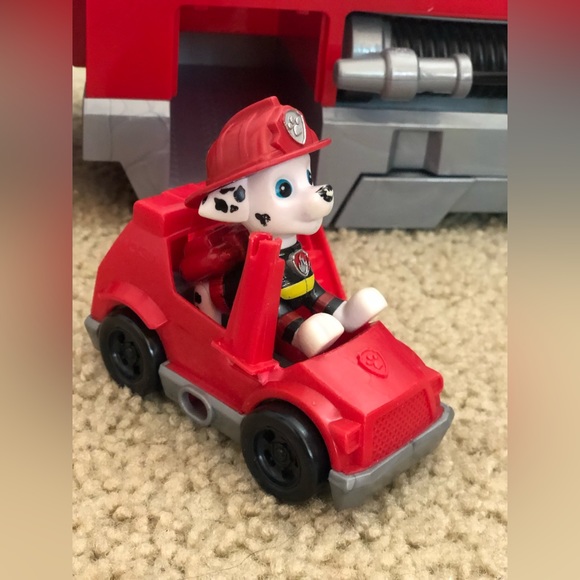 Paw Patrol - Ultimate Rescue Fire Truck with Extendable 2 ft. Tall Ladder - Picture 5 of 6